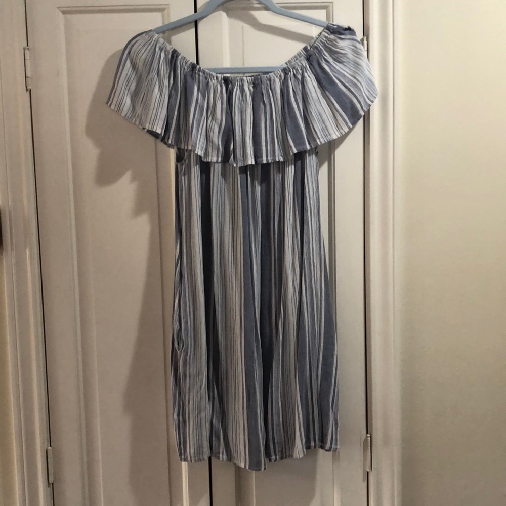 Shoulder-less dress